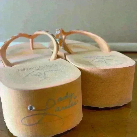 Classic Lady Lanell Tan platform flip flops. - Picture 7 of 8